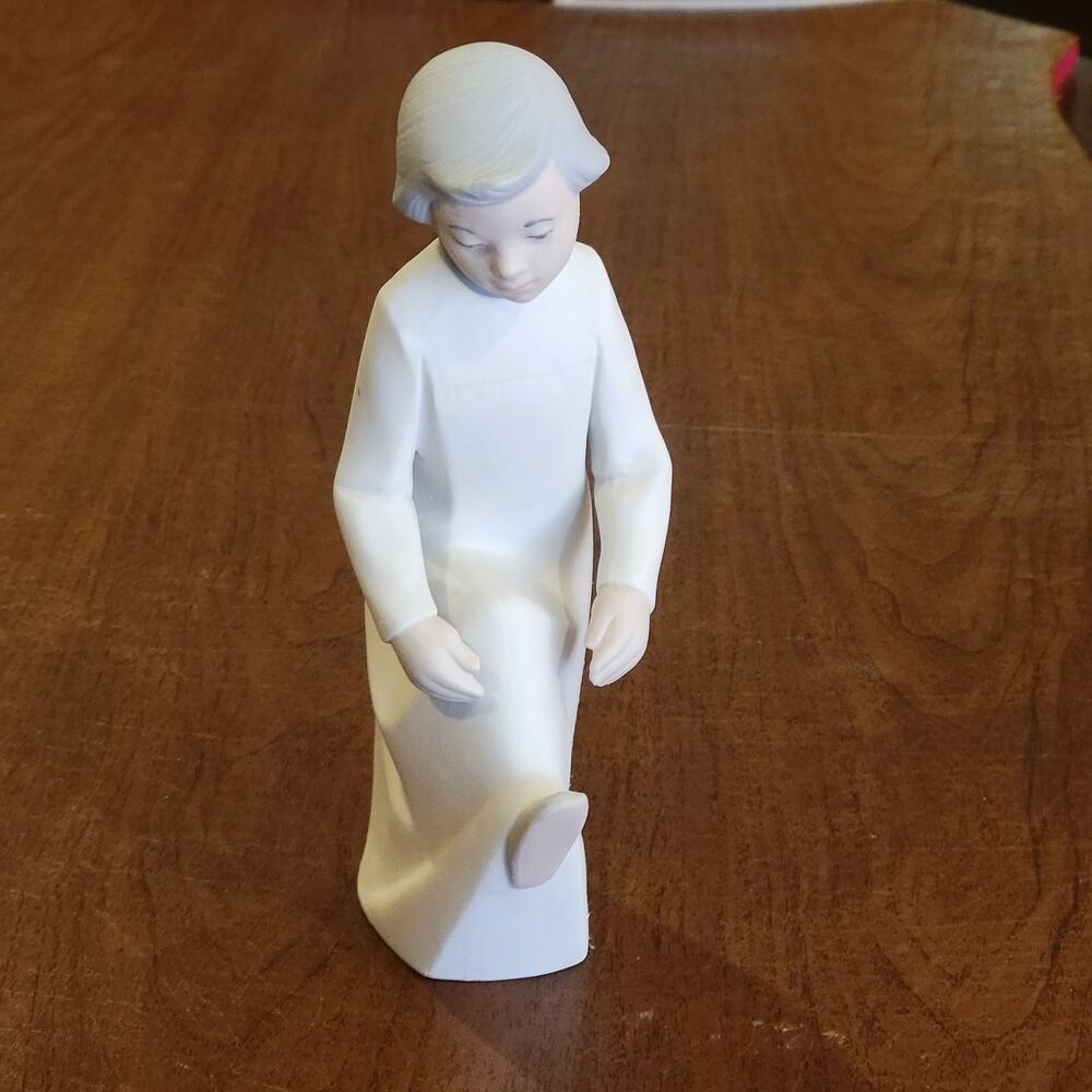 Vintage Rex Valencia porcelain figurine girl in a nightgown Made in Spain